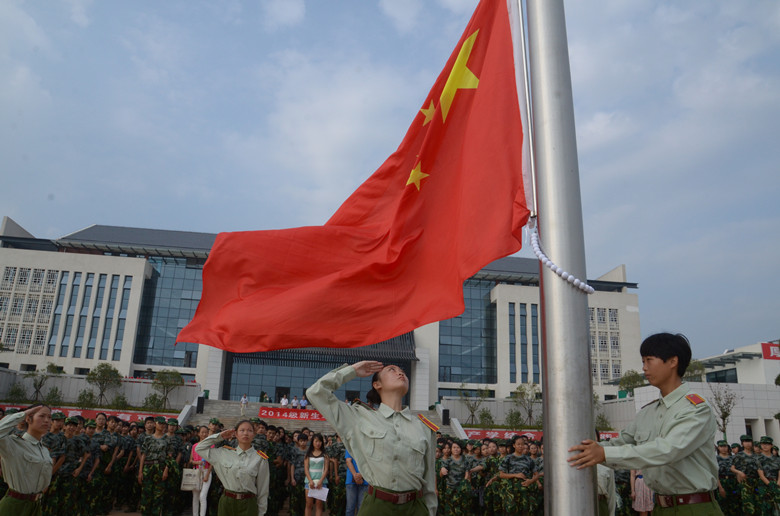 大雨突降    儀式照常------軍訓動員大會在雨中進行