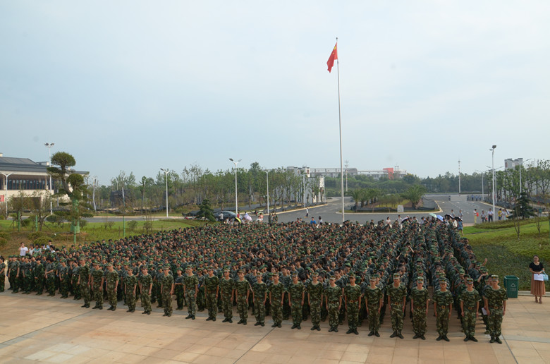 大雨突降    儀式照常------軍訓動員大會在雨中進行