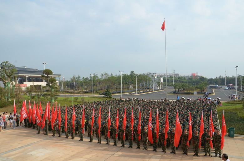 大雨突降    儀式照常------軍訓動員大會在雨中進行